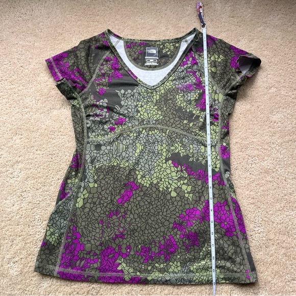 Lot of 2 The North Face Women’s Colorful Print Tee Shirts - M - VGUC - Stretch - Picture 7 of 13